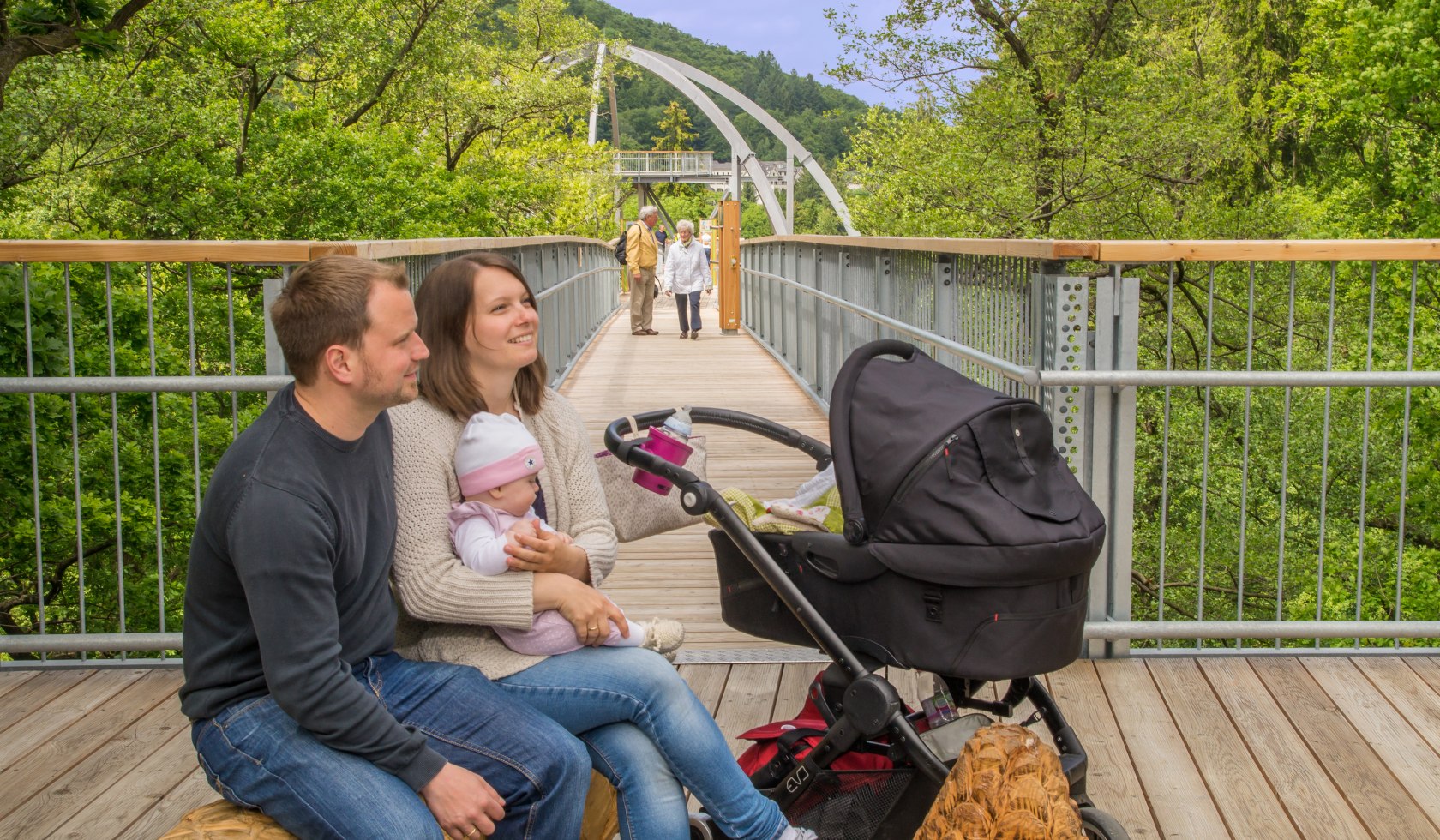 Eine Familie mit Kinderwagen auf dem Baumwipfelpfad, © Baumwipfelpfad Harz / Franziska Panisch