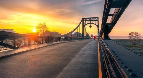 Brücke in Wilhelmshaven bei Sonnenuntergang, © Wilhelmshaven Touristik &amp; Freizeit GmbH / Rainer Ganske