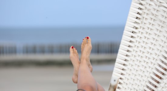 Füße im Strandkorb, © Kurverwaltung Wangerooge / Andre Hugel