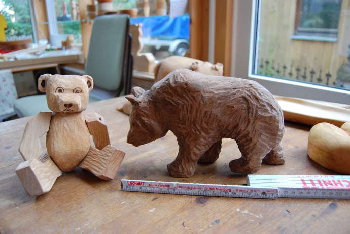 Schnitzfiguren. Ein Teddybär und ein Braunbär aus Holz., © dkholz