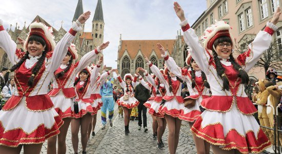 Funkenmariechen auf dem Altstadtmarkt beim Braunschweiger Karneval, © Braunschweig Stadtmarketing GmbH / Daniel Möller