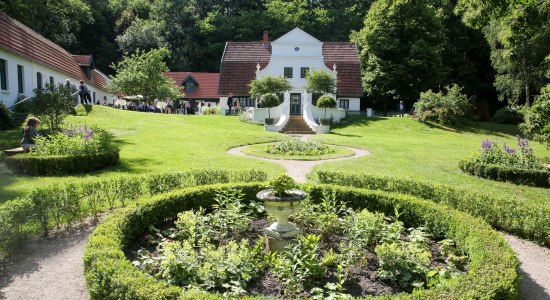 Barkenhoff in grüner Gartenanlage, © Worpsweder Museumsverbund / Focke Strangmann