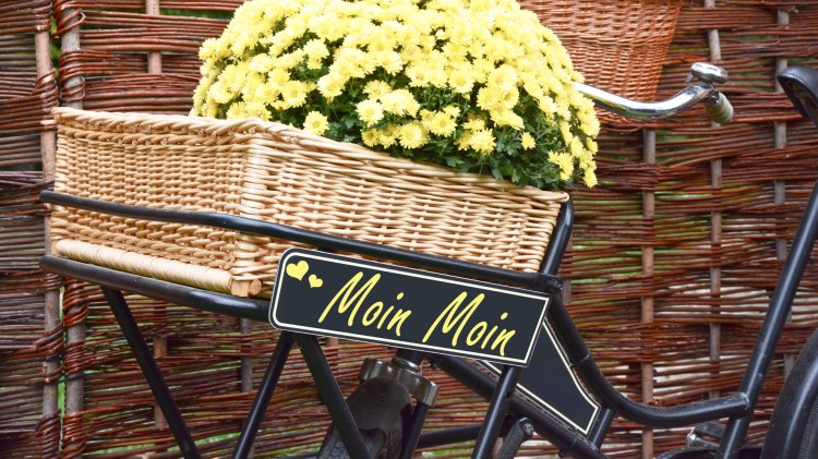 Fahrrad mit einem Schild, auf dem die typische Begrüßung Moin steht, © Fotolia / Marco2811