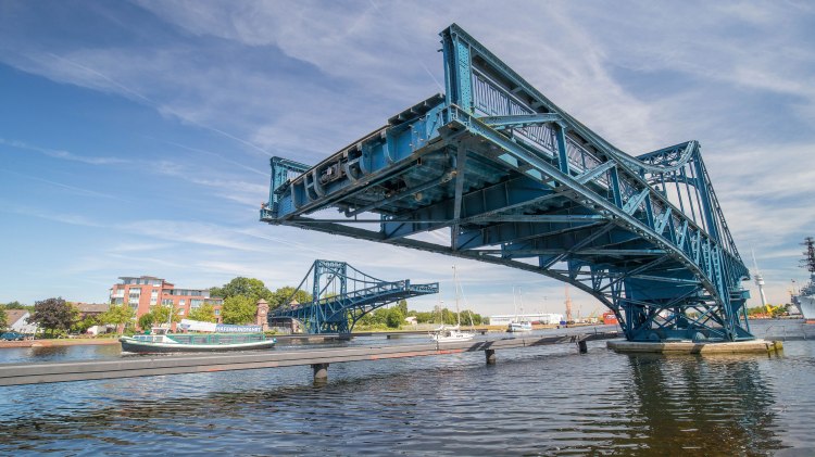 Die Kaiser-Wilhelm-Brücke in Wilhelmshaven ist eine achsensymmetrische, zweiflügelige Straßendrehbrücke aus genietetem Stahlfachwerk, © Wilhelmshaven Touristik &amp; Freizeit GmbH / Martin Stoever