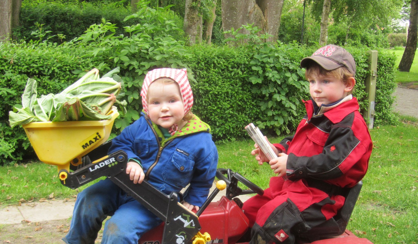 Die nächste Generation bei der Arbeit auf dem Ferienlandhaus Harms-Janßen, © Harms-Janßen