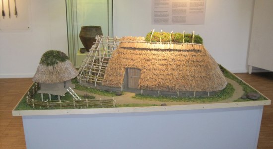 Wohnen vor 2000 Jahren - ein Hausmodell der Eisenzeit, © Ausstellungszentrum Archäologie Meppen