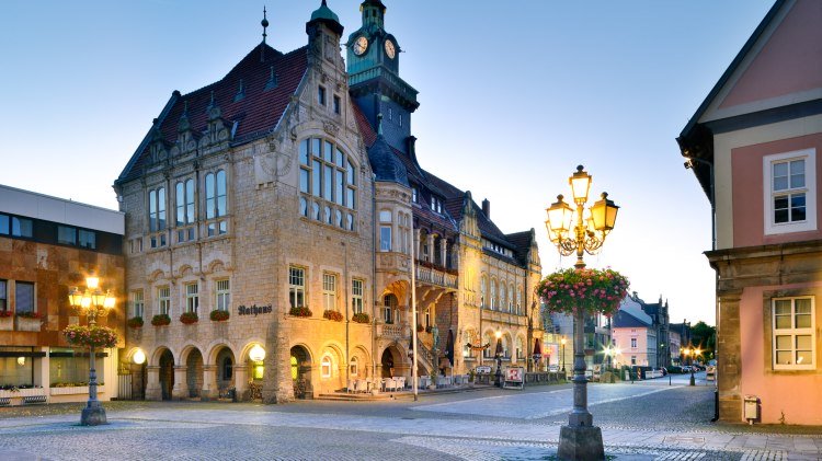 Marktplatz mit Rathaus von Bückeburg im Schaumburger Land , © TMN/Francesco Carovillano