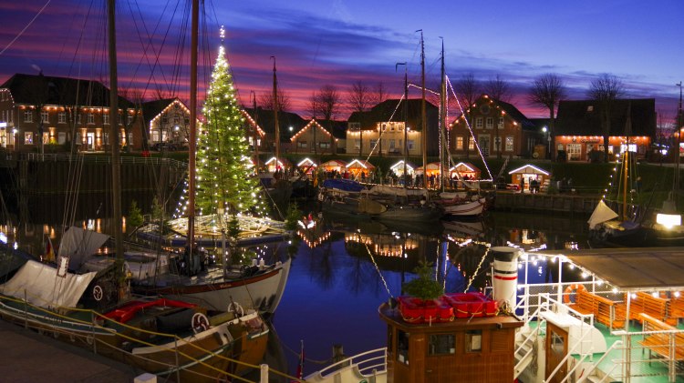 Hafen am Abend erleuchtet durch Lichterketten, © Ottmar Heinze