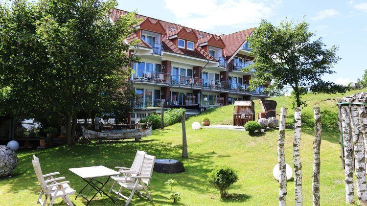 Außenansicht des Hotel Pabst, im Garten mit Sitzmöglichkeiten, © Hotel Pabst