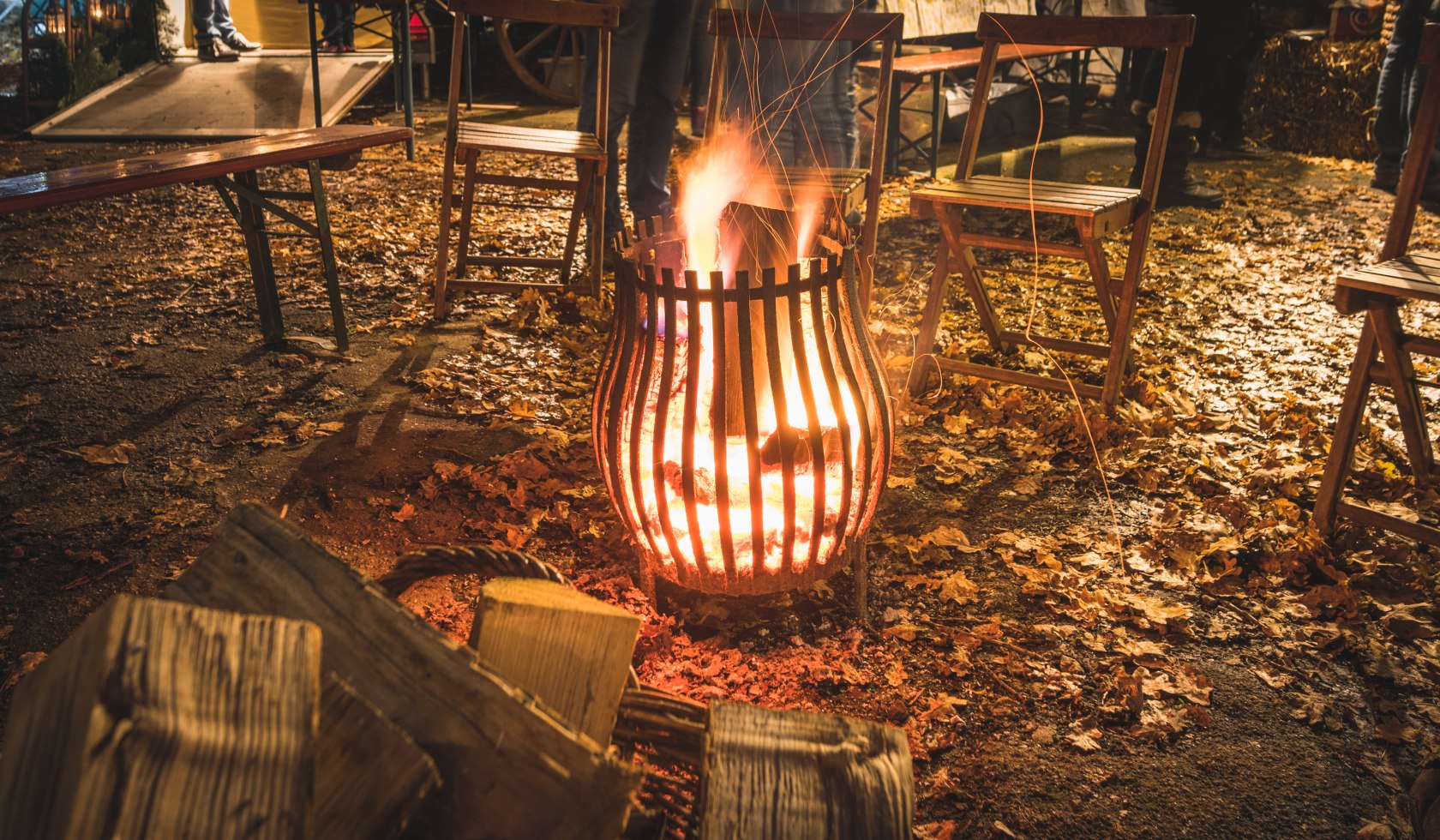 Aufwärmen am Feuerkorb, © Lüneburger Heide GmbH