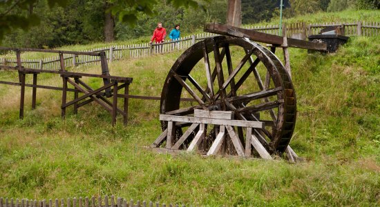 Pärchen geht am Holz-Wasserrad spazieren, © Harzer Tourismusverband / Marcus Gloger