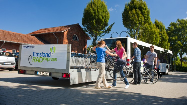 Radfahrer beim Verladen von Fahrrädern auf den EmslandRADexpress, © Emsland Touristik