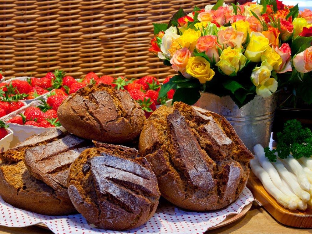 Frisches Brot, Erdebeeren, Spargel und Rosen, © Cassenshof / Hauke Gilbert