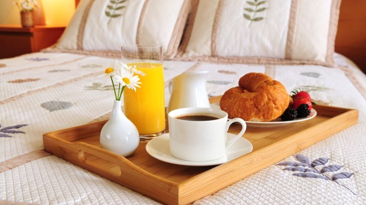 Frühstück auf dem Bett - Standardbild bei Hotels ohne eigene Bilder, © Fotolia / Elenathewise