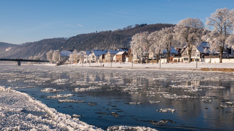 Schnee und Eis am Fluss im Weserbergland, © TMN / Markus Tiemann