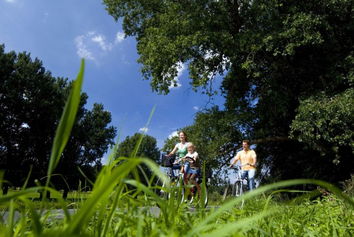 Radelnde Familie, © Emsland Touristik