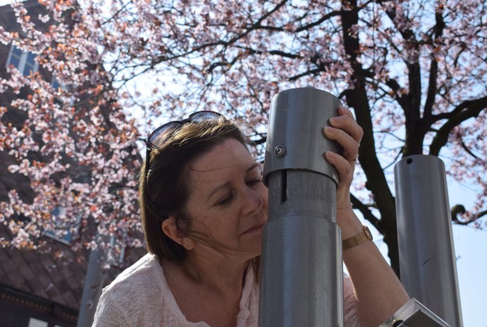 Person riecht an Duftstele, © Stadtmarketing Holzminden