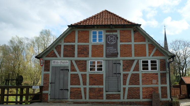 Das Handwerkermuseum befindet sich in der denkmalgeschützten Sittenser Wassermühle sowie in der gegenüberliegenden ehemaligen Scheune, die heute als Museumsschmiede genutzt wird. Das historische Fachwerkgebäude mit seinem langgezogenen Backsteinanbau liegt direkt an der Oste, nahe dem Mühlenteich.Erstmals urkundlich erwähnt wird die Mühle im 16. Jahrhundert. Ursprünglich zum Stift Verden gehörend, kam sie zu dieser Zeit in den Besitz des Horneburger Burgmanns Diedrich Schulte. 1701 wurde sie an die Müllerfamilie Bellmann übergeben. 1839 folgte mit der Einheirat des Müllers Friedrich Gohde ein weiterer Besitzerwechsel. Die Familie Gohde betrieb die Mühle bis in die 1980er Jahre., © Kerstin Thölke