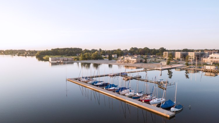 Luftaufnahme vom Dümmer See mit Blick auf den am Ufer liegenden Ferienpark., © Marissa Ferienpark