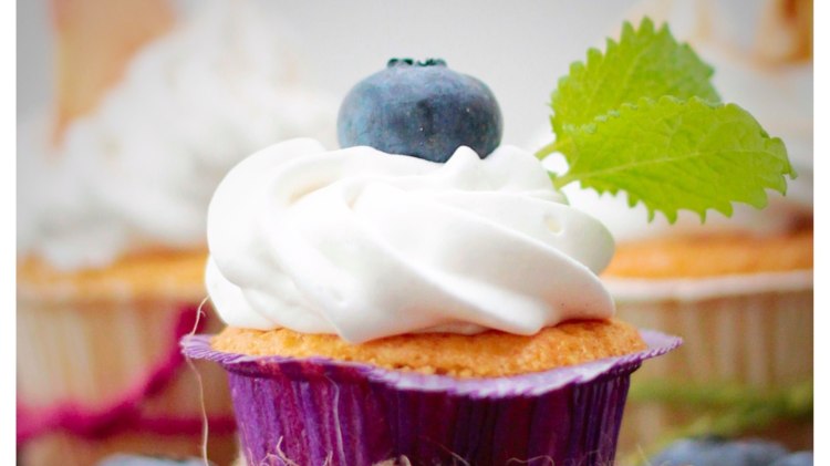 Ein Muffin mit Sahnehaube und Blaubeeren, © Pixabay, fruhed