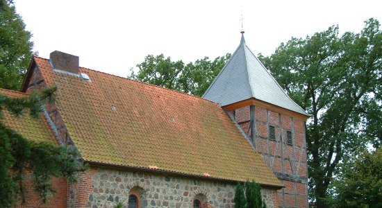 Feldsteinkirche Wichmannsburg nahe Ilmenauradweg, © HeideRegion Uelzen e. V. / Jürgen Clauß