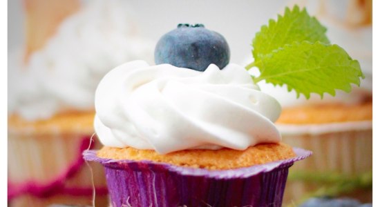 Ein Muffin mit Sahnehaube und Blaubeeren, © Pixabay, fruhed