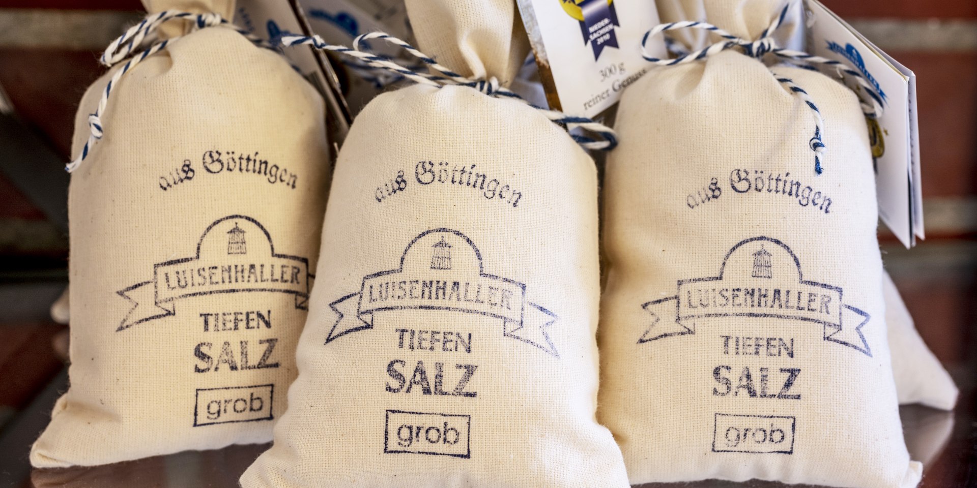 Drei Säckchen Salz aus der Saline Luisenhall in Göttingen.