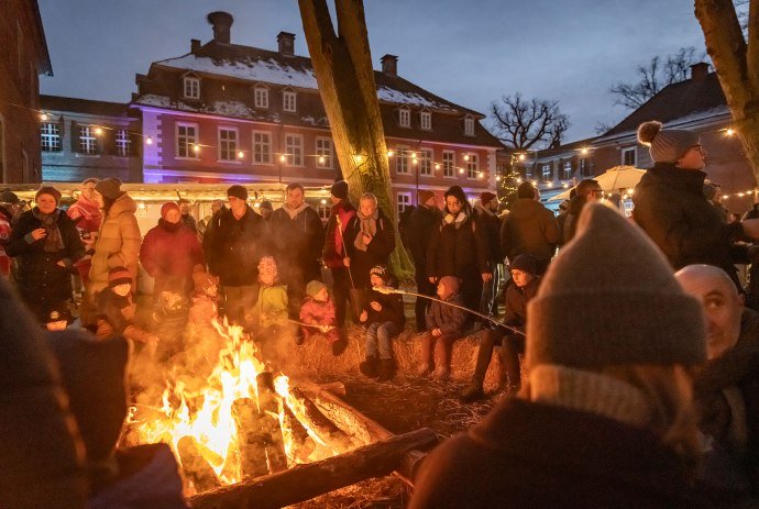 Lagerfeuer vor dem Schloss, © Theiss