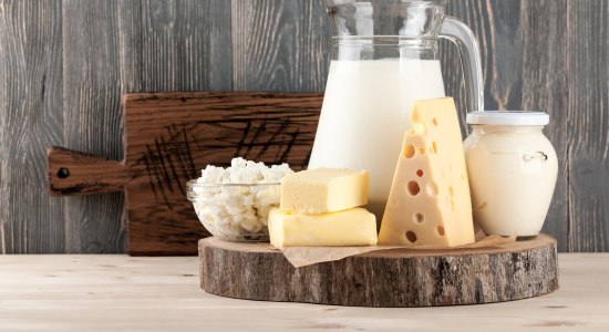 Milch und Käse auf einer Platte, © Fotolia / ffphoto