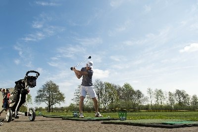 Golfer auf dem Inselgrün Golfpark Wagenfeld, © DümmerWeserLand Touristik