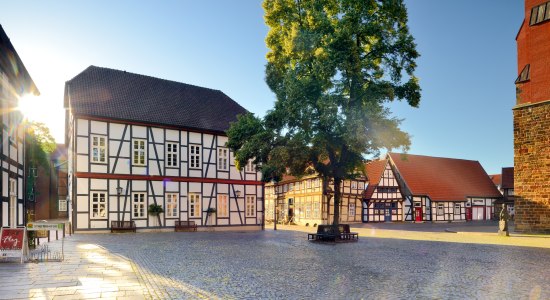 Marktplatz in Nienburg mit Fachwerkhäusern, © DZT/Carovillano