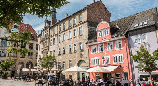 Marktplatz mit Rathaus und Menschen in den Cafés, © Stadt Helmstedt / Foto Asmus