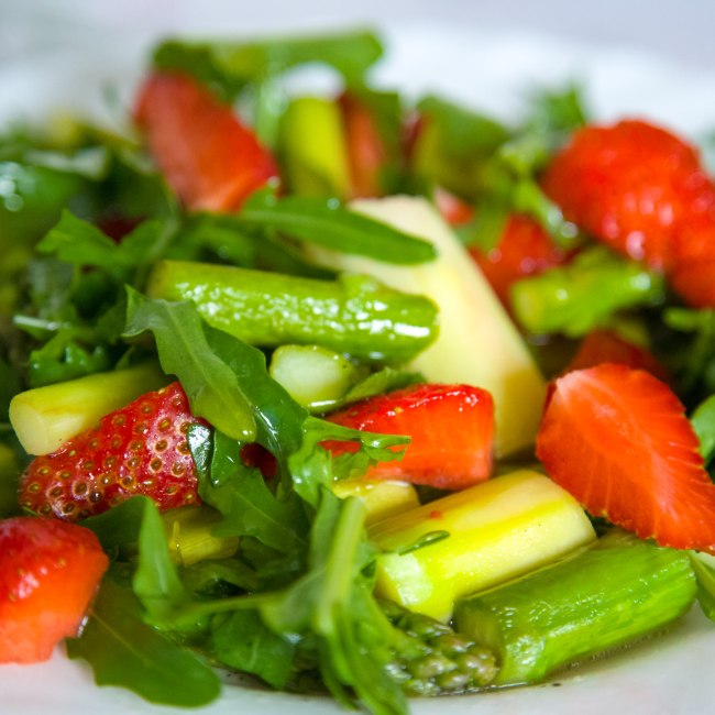 zubereiteter Salat mit Spargel, Rucola und Erdbeeren, © Adobe Stock |#140060588