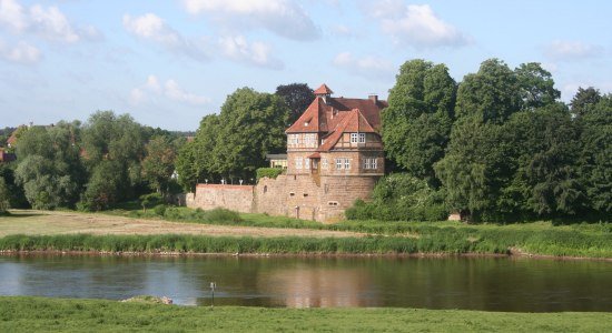 Das Weserenaissance Schloss in Petershagen hinter dem Fluss., © Mittelweser-Touristik GmbH