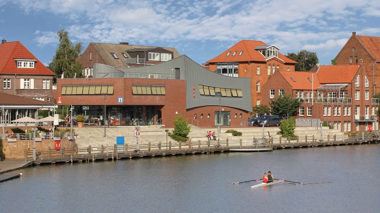 Ruderer auf dem Wasser vor der Tourismuszentrale Leer, © O. Poelmann/ Leer