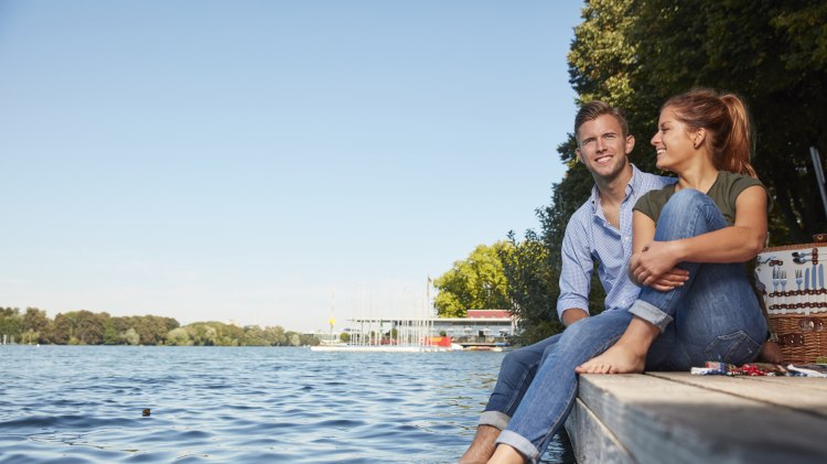 Picknick auf Holzstegen am Maschsee Hannover, © Hannover Marketing und Tourismus GmbH / Christian Wyrwa