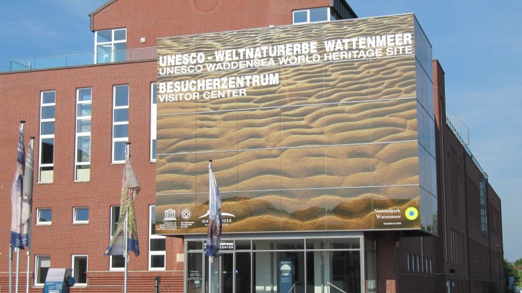 Wattenmeer Besucherzentrum mit Walskulpturen aus Altmetall auf dem Vorplatz, © Panoramawand	Wattenmeer Besucherzentrum Wilhelmshaven/ Rene Spielmann