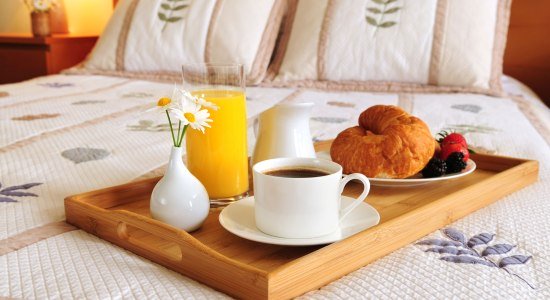 Frühstück auf dem Bett - Standardbild bei Hotels ohne eigene Bilder, © Fotolia / Elenathewise