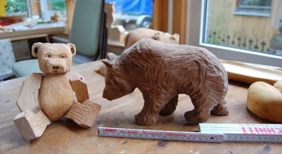 Schnitzfiguren. Ein Teddybär und ein Braunbär aus Holz., © dkholz