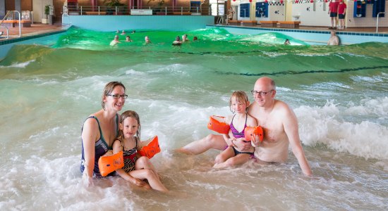 Familie im Hallenwellenbad, © Wangerland Touristik GmbH