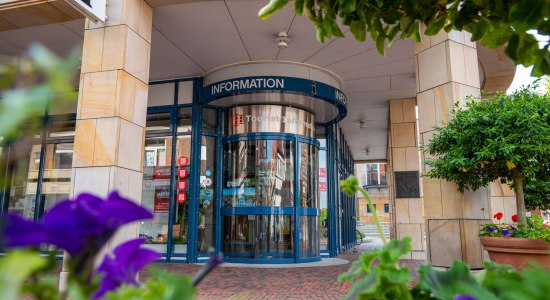 Eingangsbereich der Tourist Info mit Blumen, © Helmut Kramer