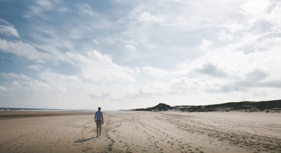 Einsamer Spaziergänger am Nordstrand auf Langeoog, © TourismusMarketing Niedersachsen GmbH / German Roamers / Max Fischer