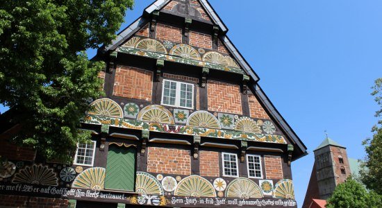 Ackerbürgerhaus mit Dom im Hintergrund, © Stadt Verden/ Mirco Guy