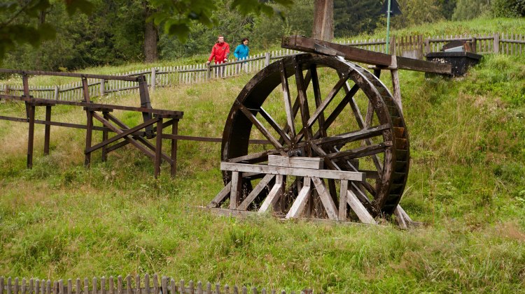 Pärchen geht am Holz-Wasserrad spazieren, © Harzer Tourismusverband / Marcus Gloger