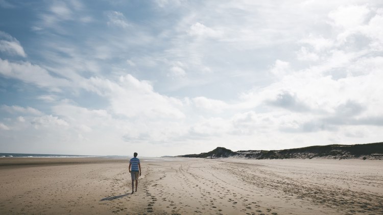 Einsamer Spaziergänger am Nordstrand auf Langeoog, © TourismusMarketing Niedersachsen GmbH / German Roamers / Max Fischer