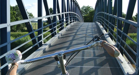 Überfahrt auf der schmalsten Autobrücke Deutschlands in Amdorf/Detern, © Ostfriesland Tourismus GmbH / www.ostfriesland.de