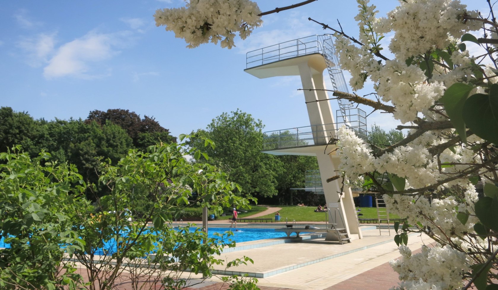 10 Meter Turm mit Blüten, © Stadtbad Braunschweig