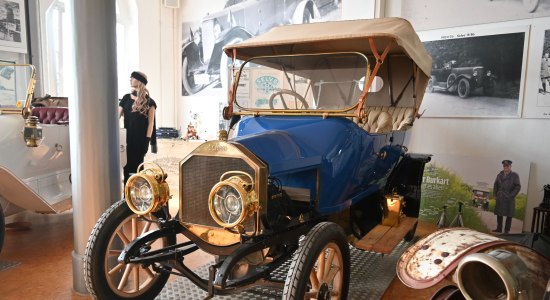 Kolibri in Blau im Automobilmuseum Hameln, © Hameln Marketing und Tourismus GmbH