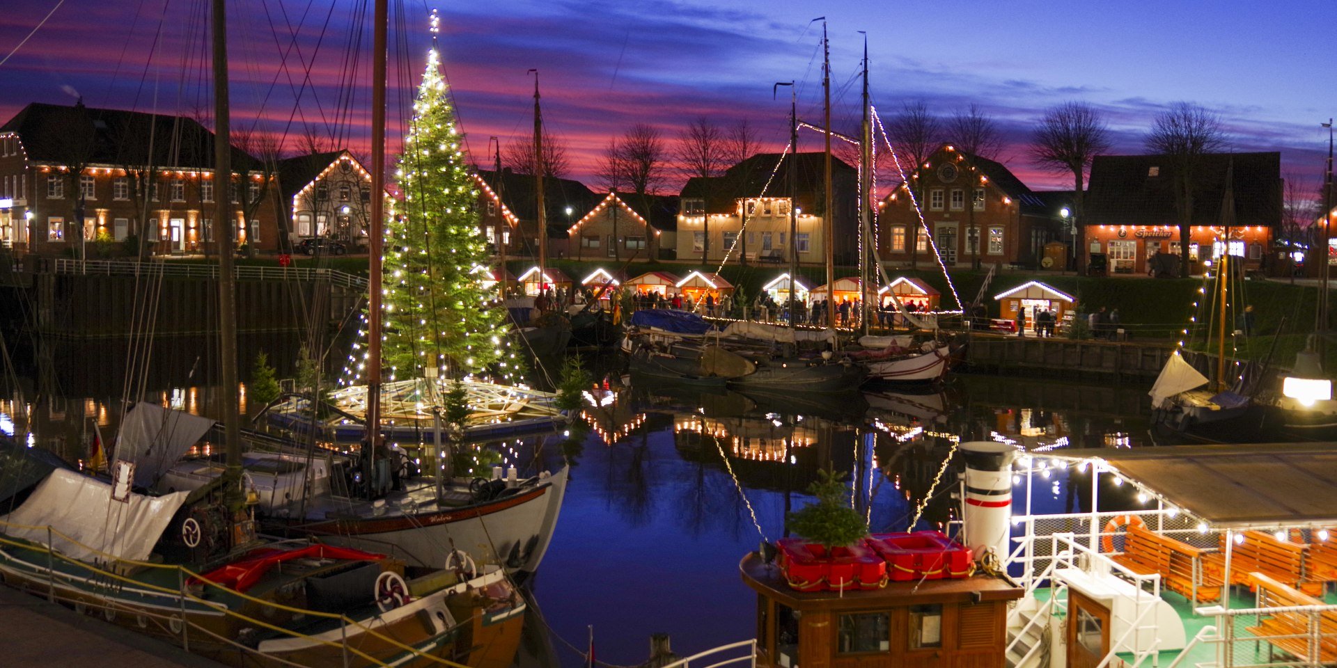 Hafen am Abend erleuchtet durch Lichterketten, © Ottmar Heinze