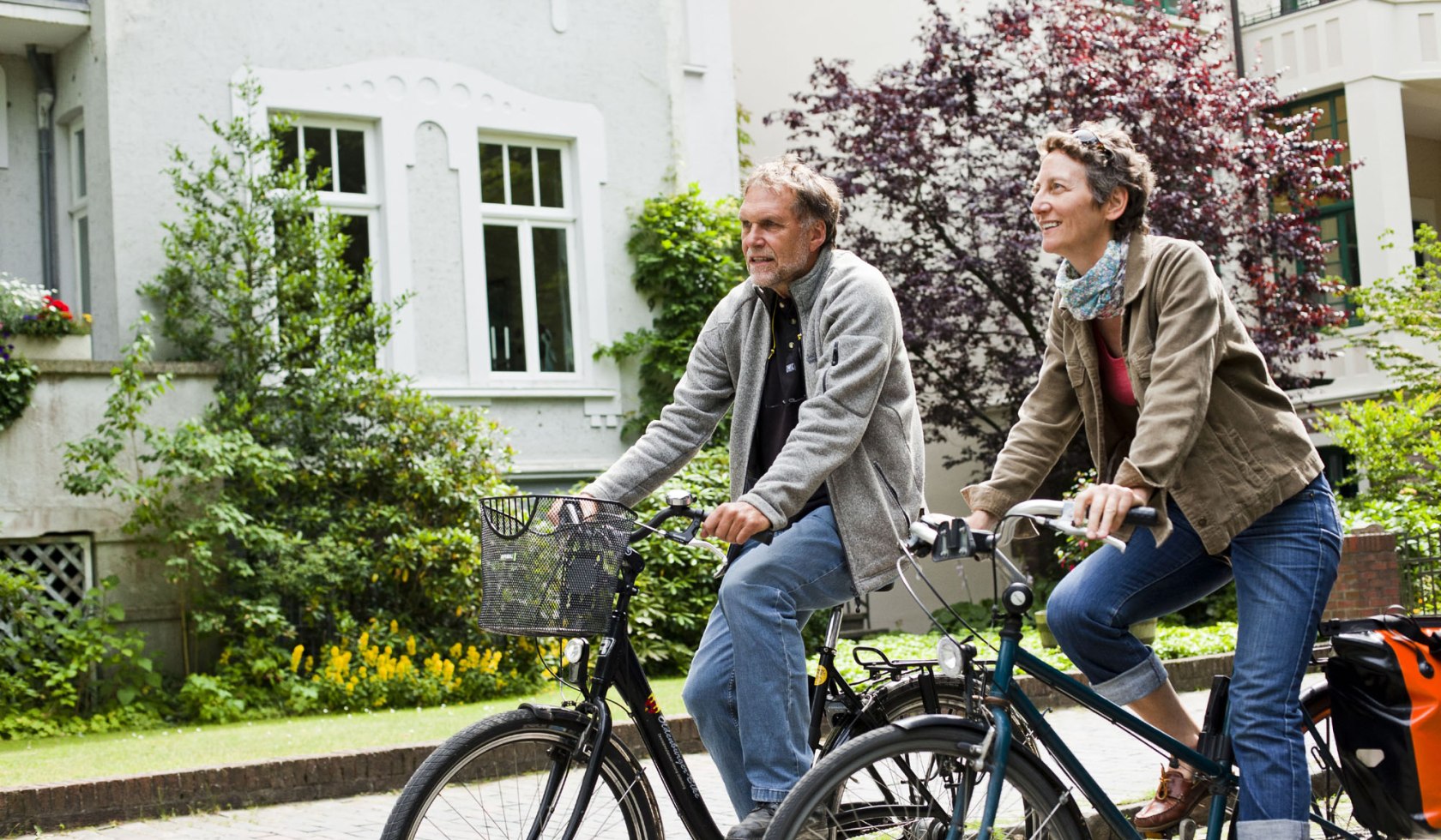 Zwei Radfahrer fahren auf der Straße., © Oldenburg Tourismus und Marketing GmbH/ Verena Brandt